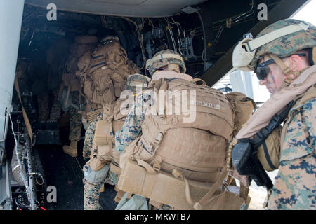 170712-N-DC385-138 CORAL SEA (12 luglio 2017) Marines, assegnato al trentunesimo Marine Expeditionary Unit (MEU), a bordo di una MV-22B Osprey, assegnato al "draghi" del mezzo marino Tiltrotor Squadron (VMM) 265 (rinforzato), sul ponte di volo dell'assalto anfibio nave USS Bonhomme Richard (LHD 6) come parte di un assalto verticale esercizio durante il talismano di Saber 17. Bonhomme Richard, parte di un combinato di U.S.-Australia e Nuova Zelanda expeditionary strike gruppo, sta subendo una serie di scenari che aumenterà naval abilità nel funzionamento contro blu-acqua minacce del contraddittorio e nella sua primaria Foto Stock