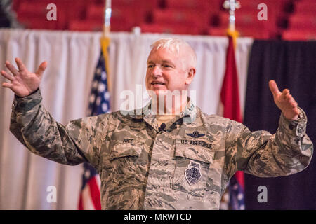 Stati Uniti Air Force Lt. Gen. Scott Riso, direttore della Air National Guard, indirizzi avieri del 139a Airlift Wing, Missouri Air National Guard, presso la chiesa di San Giuseppe Arena Civica, San Giuseppe, Mo., Luglio 8, 2017. Lt. Gen. di riso e Chief Master Sgt. Ronald Anderson, comando Capo Comandante Sergente della Air National Guard, erano in fase di visita di unità attraverso il Missouri. Mentre in San Giuseppe, hanno girato Rosecrans Air National Guard Base, si è incontrato con comandanti e speso del tempo per parlare con gli avieri intorno alla base. (Air National Guard photo by Staff Sgt. Patrick Evenson) Foto Stock