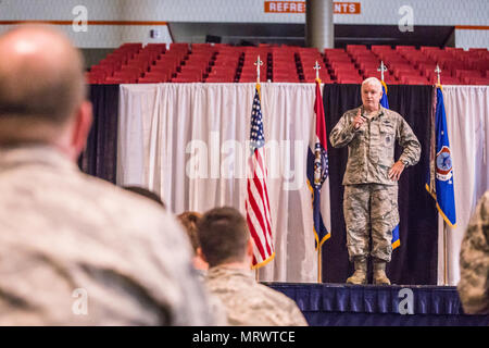 Stati Uniti Air Force Lt. Gen. Scott Riso, direttore della Air National Guard, indirizzi avieri del 139a Airlift Wing, Missouri Air National Guard, presso la chiesa di San Giuseppe Arena Civica, San Giuseppe, Mo., Luglio 8, 2017. Lt. Gen. di riso e Chief Master Sgt. Ronald Anderson, comando Capo Comandante Sergente della Air National Guard, erano in fase di visita di unità attraverso il Missouri. Mentre in San Giuseppe, hanno girato Rosecrans Air National Guard Base, si è incontrato con comandanti e speso del tempo per parlare con gli avieri intorno alla base. (Air National Guard photo by Staff Sgt. Patrick Evenson) Foto Stock