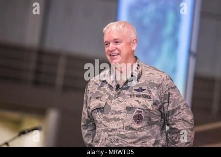 Stati Uniti Air Force Lt. Gen. Scott Riso, direttore della Air National Guard, indirizzi avieri del 139a Airlift Wing, Missouri Air National Guard, presso la chiesa di San Giuseppe Arena Civica, San Giuseppe, Mo., Luglio 8, 2017. Lt. Gen. di riso e Chief Master Sgt. Ronald Anderson, comando Capo Comandante Sergente della Air National Guard, erano in fase di visita di unità attraverso il Missouri. Mentre in San Giuseppe, hanno girato Rosecrans Air National Guard Base, si è incontrato con comandanti e speso del tempo per parlare con gli avieri intorno alla base. (Air National Guard photo by Staff Sgt. Patrick Evenson) Foto Stock