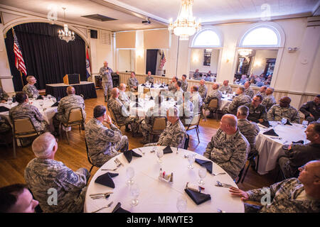 Stati Uniti Air Force Lt. Gen. Scott Riso, direttore della Air National Guard, indirizzi di senior leadership della 139a Airlift Wing, Missouri Air National Guard, durante un pranzo presso il Club di Benton, San Giuseppe, Mo., Luglio 8, 2017. Il pranzo era in onore della visita di Lt. Gen. di riso, e Chief Master Sgt. Ronald Anderson, comando Capo Comandante Sergente della Air National Guard, mentre stavano visitando varie unità in Missouri. Mentre in San Giuseppe, hanno girato Rosecrans Air National Guard Base, si è incontrato con comandanti e speso del tempo per parlare con gli avieri intorno alla base. (Air National Guard photo Foto Stock