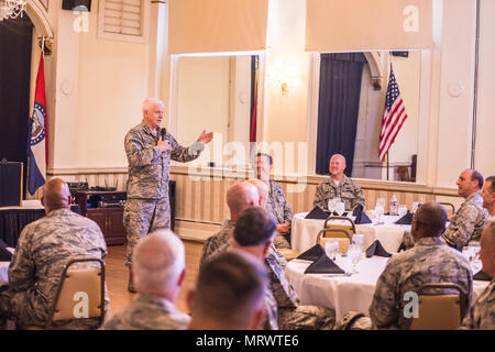 Stati Uniti Air Force Lt. Gen. Scott Riso, direttore della Air National Guard, indirizzi di senior leadership della 139a Airlift Wing, Missouri Air National Guard, durante un pranzo presso il Club di Benton, San Giuseppe, Mo., Luglio 8, 2017. Il pranzo era in onore della visita di Lt. Gen. di riso, e Chief Master Sgt. Ronald Anderson, comando Capo Comandante Sergente della Air National Guard, mentre stavano visitando varie unità in Missouri. Mentre in San Giuseppe, hanno girato Rosecrans Air National Guard Base, si è incontrato con comandanti e speso del tempo per parlare con gli avieri intorno alla base. (Air National Guard photo Foto Stock