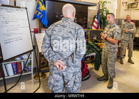 Stati Uniti Air Force Senior Airman Michael Krocza, con 139a supporto della forza Squadron, Missouri Air National Guard, spiega di Lt. Gen. Scott Riso, direttore della Air National Guard, le funzionalità del Missouri Guardia Nazionale Patria Response Force, durante un tour di Rosecrans Air National Guard Base, San Giuseppe, Mo., Luglio 8, 2017. Lt. Gen. di riso e Chief Master Sgt. Ronald Anderson, comando Capo Comandante Sergente della Air National Guard, erano in fase di visita di unità attraverso il Missouri. Mentre in San Giuseppe, si sono incontrati con i senior leadership e speso del tempo per parlare con gli avieri intorno a th Foto Stock