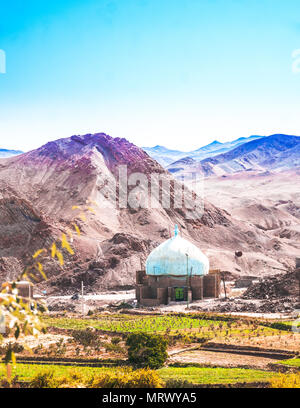 Vista sulla Moschea abonded dal villaggio di Kharanaq - Iran Foto Stock