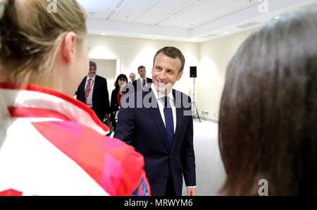 Il Presidente francese Emmanuel Macron saluta i membri del russo e francese della donna team sabre prima della Russia - Francese Business Forum 25 Maggio 2018 a San Pietroburgo, Russia. (Presidenza russa via Planetpix) Foto Stock