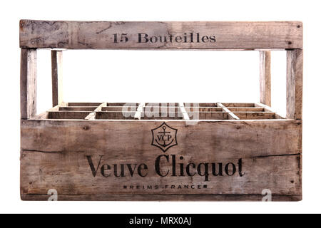 SWINDON, Regno Unito - 27 Maggio 2018: , Originale Veuve Clicquot 15 bottiglia di champagne in legno cassa su sfondo bianco Foto Stock