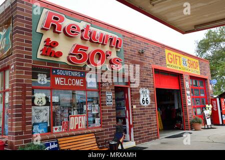 Seligman, AZ, Stati Uniti d'America - 24 Luglio 2017: Bellissimo Souvenir Shop In Seligman, Arizona. Ritorno al 50 regali sul percorso 66. Foto Stock