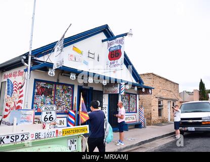 Seligman, AZ, Stati Uniti d'America - 24 Luglio 2017: Seligman è piena di Route 66 promemoria di trasporto. Nella foto qui Angelo e Vilmas Route 66 Regali un classico Foto Stock