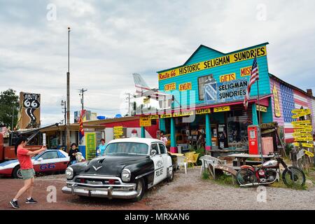 Seligman, AZ, Stati Uniti d'America - 24 Luglio 2017: 1953 Chrysler auto della polizia di fronte Historic Seligman Sundries Cafe sul percorso 66, Arizona. Foto Stock
