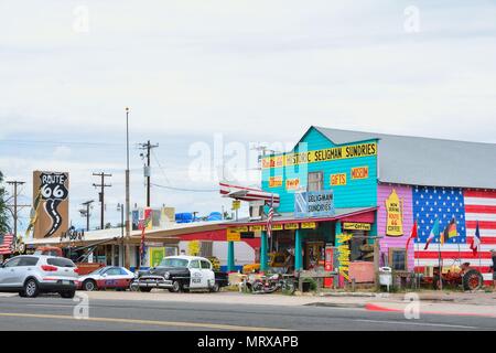 Seligman, AZ, Stati Uniti d'America - 24 Luglio 2017: 1953 Chrysler auto della polizia di fronte Historic Seligman Sundries Cafe sul percorso 66, Arizona. Foto Stock