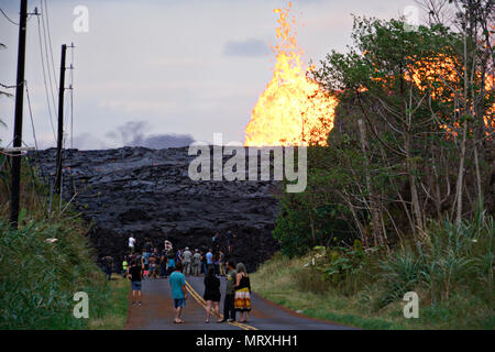 I membri dei media visualizza un massiccio muro di lava vicino a fessura 7 al Leilani Estates area residenziale causato dall'eruzione del vulcano Kilauea Maggio 26, 2018 in Pahoa, Hawaii. Foto Stock