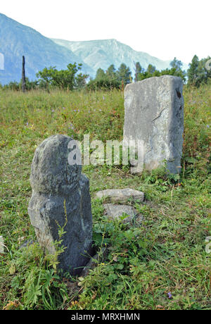 Due statue di pietra di un guerriero donna Pietra, balbal. Monumento archeologico del periodo turche in prossimità del cordon bele, Altai, Russia Foto Stock