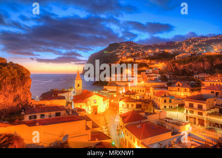 Panorama notturno di Camara de Lobos villaggio dell'isola di Madeira, Portogallo Foto Stock