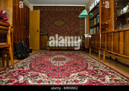 Vintage Camera sovietica interno, piatto tipico di Mosca, Russia Foto Stock