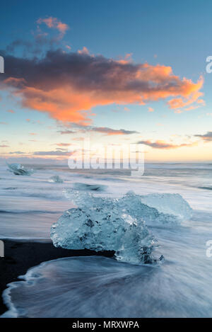 Jokulsarlon laguna glaciale, Est dell'Islanda. Blocchi di ghiaccio sulla spiaggia nera Foto Stock