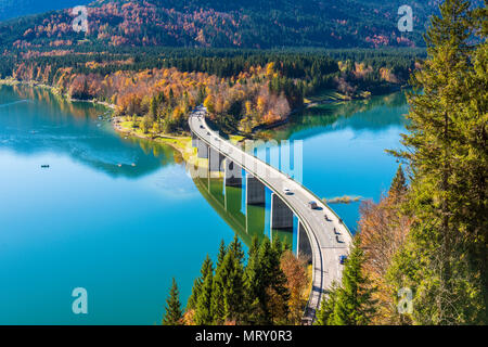 Bad Tölz, Baviera, Germania, Europa. Ponte Sylvenstein nella stagione autunnale Foto Stock