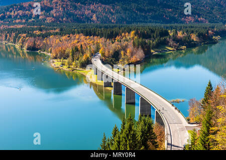 Bad Tölz, Baviera, Germania, Europa. Ponte Sylvenstein nella stagione autunnale Foto Stock