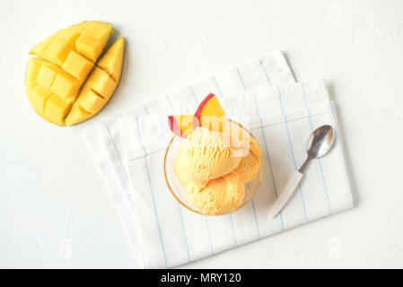 Mango gelato o sorbetti nella ciotola. In casa la frutta gelato al mango su sfondo bianco, copia dello spazio. Foto Stock