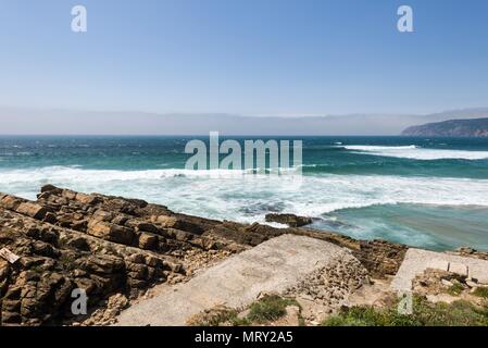 Il Portogallo,Praia do Guincho è un popolare Atlantic Beach, ha preferito condizioni di surf ed è famoso per il surf, windsurf e kitesurf. Foto Stock