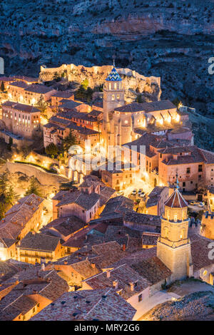 Albarracin città al crepuscolo. Albarracin, Teruel Aragona, Spagna, Europa Foto Stock