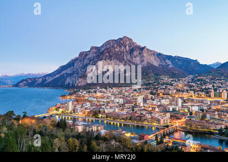 Vista in elevazione della città di Lecco con i suoi 3 ponti. Lecco, lago di Como, Lombardia, Italia, Europa Foto Stock