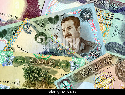 Lo sfondo da vecchie banconote diverse del denaro in Iraq Foto Stock