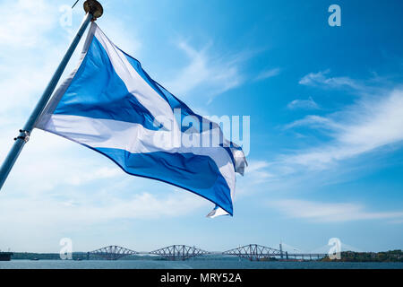 Si intraversa scozzese bandiera dalla parte posteriore della nave sul Firth of Forth river in Scozia, UK, Regno Unito Foto Stock