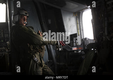 Cpl. Rickman Crockett, un CH-53E Super Stallion heavy-lift elicottero capo equipaggio con Marine mezzo squadrone Tiltrotor 265 (rinforzato), è pronta per il volo a bordo mentre il Bonhomme Richard (LHD-6) durante il talismano di Saber 2017, in corso nell'Oceano Pacifico, 11 luglio, 2017. VMM-265 è parte dell'aviazione elemento di combattimento del trentunesimo Marine Expeditionary Unit. Talismano Saber è un esercizio biennale progettata per migliorare l'interoperabilità tra l'Australia e le forze americane. Il trentunesimo MEU sta prendendo parte in talismano Saber 17 mentre distribuito su una regolarmente pianificate pattuglia dei Indo-Asia-Pacifico re Foto Stock