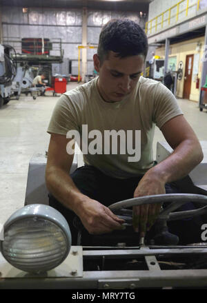 Il personale Sgt. Bobby, 380 Manutenzione Expeditionary Squadron aerospace ground equipment artigiano, la riparazione di un sistema di illuminazione 12 luglio 2017, in una località segreta in Asia sud-ovest. Aerospace ground equipment specialisti svolgono un ruolo centrale nel garantire 380 AEW aereo volo sono pronti. (U.S. Air Force foto di Senior Airman Preston Webb) Foto Stock