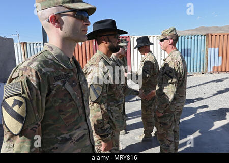 Col. Kelly Ivanoff, vice comandante per Task Force sud-est, e il tenente Col. Geoffrey McKenzie, Comandante del consulente militare Team per Task Force sud-est, premi 1a divisione di cavalleria soldati Giugno 30 loro manicotto spalla insegne-ex servizio in tempo di guerra per essere dispiegate in Afghanistan per oltre trenta giorni. (U.S. Esercito Foto fornite da Sgt. Christopher B. Dennis, 1a divisione di cavalleria PAO). Foto Stock