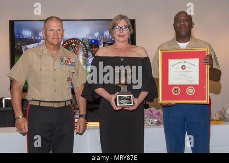 Da sinistra, Comandante della Marine Corps gen. Robert B. Neller, Ilaria San Giovanni, nipote di Clifford battaglie e sergente maggiore dei Marine Corps Sgt. Il Mag. Ronald L. verde, posano per una foto durante gli Stati Uniti Marine Corps Sports Hall of Fame cerimonia di investitura presso il Museo Nazionale del Marine Corps, Triangolo, Virginia, luglio 12, 2017. Battaglie entrato a far parte della National Football League nel 1931 e ha giocato per la Boston Braves fino al 1937 e servito come una preparazione atletica e ricreazione Officer negli Stati Uniti Marine Corps dal 1943 al 1952. (U.S. Marine Corps foto di Cpl. Samantha K. Braun) Foto Stock