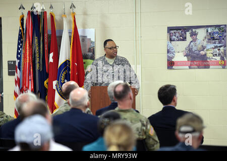 Sgt. Prima Classe Reynaldo McKie, Senior Staff movimento NCO, ottantacinquesimo supportano il comando, parla durante una celebrazione presso la 85a supporto del comando centesimo anniversario il 9 luglio 2017 in Arlington Heights, Illinois. Il gruppo è stato formato per la prima volta durante la Prima Guerra Mondiale e più tardi ha partecipato in campagne durante la Seconda Guerra Mondiale. L'ottantacinquesimo divisione di fanteria, al momento, ha perso più di 7 mila morti e aveva quattro Medal of Honor destinatari. I loro nomi sono attualmente inciso sul gruppo di comando della moneta di oggi. (U.S. Esercito foto di Sgt. Aaron Berogan/rilasciato) Foto Stock