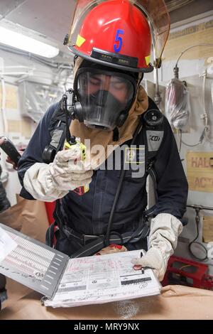 170713-N-GX781-024 MARE DEL NORD (13 luglio 2017) - Danni Controlman 3rd Class Leonel Campos, da Los Angeles, comunica con un armadietto di riparazione durante un controllo dei danni a bordo di forare il Arleigh Burke-class guidato-missile destroyer USS James E. Williams (DDG 95) Luglio 13, 2017. James E. Williams, home-ported a Norfolk, è su una distribuzione di routine per gli Stati Uniti Sesta flotta area di operazioni a sostegno degli Stati Uniti per gli interessi di sicurezza nazionali in Europa. (U.S. Foto di Marina di Massa lo specialista di comunicazione di terza classe Colbey Livingston/ rilasciato) Foto Stock