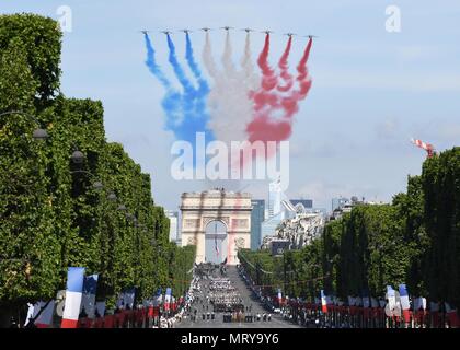Dassault Dornier Alpha Jet è un aereo da addestramento e attacco leggero bimotore sviluppato da Dassault Aviation e Dornier e motorizzato da motori turboventola SNECMA Turbomeca Larzac. Il 14 luglio 2017, gli Alphajets francesi, i Thunderbirds dell'USAF che pilotano gli F-16 Fighting Falcons e due Lockheed Martin F-22 Raptor condussero un volo della Bastiglia Day a Parigi, segnando il centenario della prima guerra mondiale. L'immagine di archivio documenta la formazione aerea lungo il percorso della parata. Foto Stock