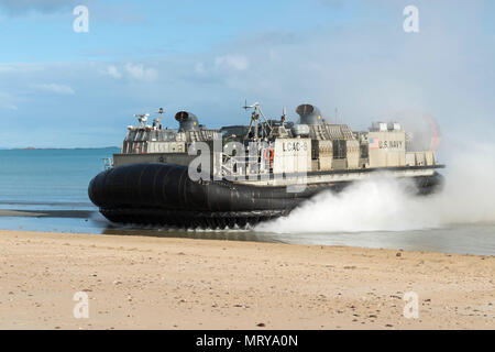 170714-N-ZL062-061 CORAL SEA (Luglio 14, 2017) Landing Craft Air Cushion (LCAC) 9, assegnato alla spiaggia navale unità 7, si prepara a offload attrezzature marine su una spiaggia come parte di una larga scala di assalto anfibio esercizio durante il talismano di Saber 17. Il Landing Craft Air Cushion (LCAC) 9, lanciato da USS Ashland (LSD 48) che ha consentito il movimento del trentunesimo Marine Expeditionary Unit (MEU) le forze e le attrezzature a terra al fine di meu per completare gli obiettivi della missione in tandem con controparti in Australia. (U.S. Foto di Marina di Massa lo specialista di comunicazione di terza classe Sarah Myers/rilasciato) Foto Stock