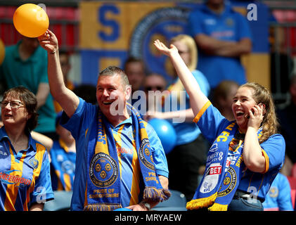 Shrewsbury Town fan mostrano il supporto per la loro squadra in stand durante il Cielo lega Bet One finale allo stadio di Wembley, Londra. Foto Stock