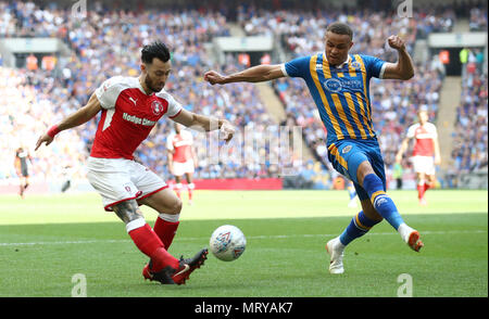 Rotherham Regno di Richard Towell (sinistra) e Shrewsbury Town Carlton Morris battaglia per la sfera durante il Cielo lega Bet One finale allo stadio di Wembley, Londra. Foto Stock