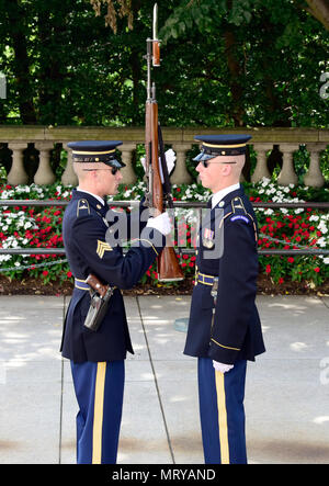 La Tomba del Milite Ignoto è un monumento al cimitero nazionale di Arlington dedicato ai membri non identificati del servizio militare statunitense. Questa immagine d'archivio documenta un comandante di soccorso che conduce un'ispezione di un fucile a guanto bianco di una Sentinella durante la cerimonia del cambio della Guardia dell'11 luglio, eseguita dal 3rd U.S. Infantry Regiment (The Old Guard), che protegge la tomba continuamente durante tutto l'anno. Foto Stock