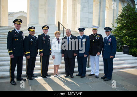 (Da sinistra) Lt. Gen. Gary guancia, direttore del personale dell'esercito; Brig. Gen. Roderick Leon Guerrero, adjunct generale, Guam; Lt. Gen. Tim Kadavy, direttore dell Esercito Nazionale Guardia; Congressista Madeleine Bordallo di Guam; Congressman Gregorio Sablan Isole Marianne Settentrionali; Lt. Gen. L. Scott Riso, direttore, Air National Guard; Brig. Gen. Norman raffreddamento, Direttore, Ufficio degli Affari legislativi per il comandante della Marina Corp. ; E Il Mag. Gen. Steven Basham, direttore del legislativo liaison, ufficio del segretario della Air Force; posano per una foto al di fuori del Memorial anfiteatro cara Foto Stock