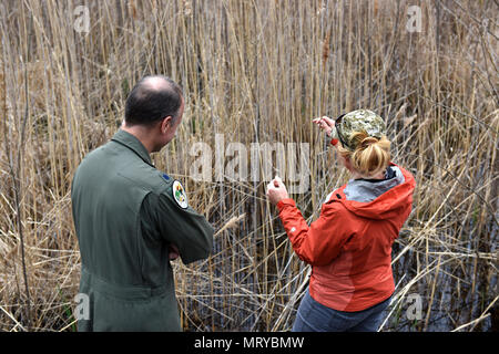 Direttore della risorsa ambientale soluzioni Southwest Florida Regione e biologo della fauna selvatica, Sarah Brammell, assegnato all'Air National Guard's Bird aerei sciopero Hazard Team, e il tenente Col. Scott Schaupeter, centottantesimo Fighter Wing direttore della terra e la sicurezza di volo, sondaggio zone umide protette sulla 180FW airfield, 13 aprile 2017. La fauna selvatica-incidenti correlati sono stati documentati come una delle principali cause di F-16 jet da combattimento disavventure nel primo trimestre del 2017. In uno sforzo per ridurre l'impatto di missione e di massimizzare la sicurezza dei piloti, gli aeromobili e gli abbondanti local-area della fauna selvatica, il 180FW, Oh Foto Stock