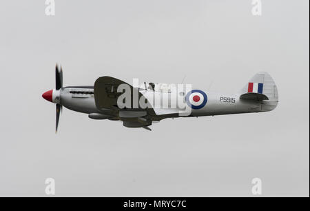 FAIRFORD, Regno Unito - una VS Spitfire velivolo vola passato degli spettatori durante il 2017 Royal International Air Tattoo (RIAT) situato a RAF Fairford, Regno Unito, il 15 luglio 2017. Questo anno che commemora la U.S. Air Force il settantesimo anniversario che è stato evidenziato nel corso RIAT visualizzando la sua discendenza e i miglioramenti apportati in termini di aerei militari. (U.S. Air Force Foto di Tech. Sgt. Brian Kimball) Foto Stock