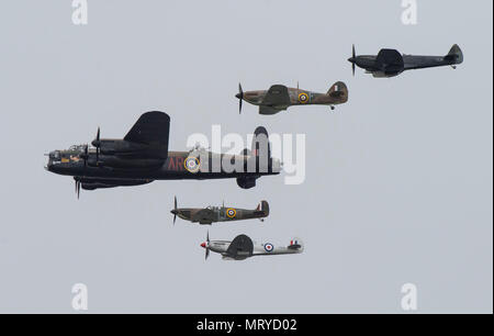 FAIRFORD, Regno Unito - Un Avro Lancaster e quattro Spitfire Vs aereo volare oltre gli spettatori durante il 2017 Royal International Air Tattoo (RIAT) situato a RAF Fairford, Regno Unito, il 15 luglio 2017. Questo anno che commemora la U.S. Air Force il settantesimo anniversario che è stato evidenziato nel corso RIAT visualizzando la sua discendenza e i miglioramenti apportati in termini di aerei militari. (U.S. Air Force Foto di Tech. Sgt. Brian Kimball) Foto Stock