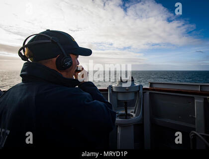 171003-N-EO381-046 mare irlandese (ott. 3, 2017) - di Boatswain mate 1. Classe John Acheson report contatti aria durante la partecipazione a una joint aria esercizio di difesa a bordo del Arleigh Burke-class guidato-missile destroyer USS Mitscher (DDG 57) durante l'esercizio comune della Warrior 17-2, Ottobre 3, 2017. Joint Warrior è un REGNO UNITO-led, esercizio di multinazionali che sviluppa l'interoperabilità e la cooperazione in tutte le aree di guerra. Foto Stock