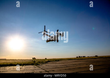 Un CV-22 Osprey assegnato a 352 operazioni speciali ascende ala seguente inserimento aria di U.S. Naval Special Warfare operatori in corrispondenza di Mykolaiv, Ucraina, luglio 14, 2017 durante l'esercizio brezza di mare 17. La Brezza Marina è un USA e Ucraina co-ospitato multinazionale esercizio marittimo detenute nel Mar Nero ed è progettato per migliorare l'interoperabilità delle nazioni partecipanti e a rafforzare la sicurezza marittima all'interno della regione. Foto Stock