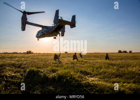 Stati Uniti Naval Special Warfare operatori stabilire un perimetro di sicurezza durante una rapida formazione di corda esercizio da un CV-22 Osprey a Mykolaiv, Ucraina, luglio 14, 2017 durante l'esercizio brezza di mare 17. La Brezza Marina è un USA e Ucraina co-ospitato multinazionale esercizio marittimo detenute nel Mar Nero ed è progettato per migliorare l'interoperabilità delle nazioni partecipanti e a rafforzare la sicurezza marittima all'interno della regione. Foto Stock