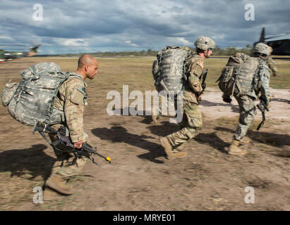 Stati Uniti Army Airborne paracadutisti dalla quarta brigata xxv divisione di fanteria e paracadutisti canadese da Princess Patricia canadese della fanteria leggera a bordo di un U.S. Air Force C-17 dalla base comune, Charleston S.C., luglio 15, 2017 dopo aver completato il loro lato di esercizio talismano Saber 2017. Lo scopo di TS17 è migliorare U.S.-Australian Combat Readiness, aumentare l'interoperabilità, combinato a massimizzare le opportunità di formazione e di condotta di preposizionamento marittimo e le operazioni di logistica nel Pacifico. TS17 dimostra anche l'impegno degli Stati Uniti per il suo alleato fondamentale e globale del framework di sicurezza in th Foto Stock