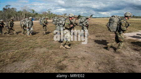 Stati Uniti Army Airborne paracadutisti dalla quarta brigata xxv divisione di fanteria e paracadutisti canadese da Princess Patricia canadese della fanteria leggera a bordo di un U.S. Air Force C-17 dalla base comune, Charleston S.C., luglio 15, 2017 dopo aver completato il loro lato di esercizio talismano Saber 2017. Lo scopo di TS17 è migliorare U.S.-Australian Combat Readiness, aumentare l'interoperabilità, combinato a massimizzare le opportunità di formazione e di condotta di preposizionamento marittimo e le operazioni di logistica nel Pacifico. TS17 dimostra anche l'impegno degli Stati Uniti per il suo alleato fondamentale e globale del framework di sicurezza in th Foto Stock