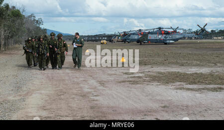 Stati Uniti Army Airborne paracadutisti dalla quarta brigata xxv divisione di fanteria e paracadutisti canadese da Princess Patricia canadese della fanteria leggera sedersi a bordo di un U.S. Air Force C-17 dalla base comune, Charleston S.C., durante la conduzione di elettricità statica trapani rigging sulla rampa a base comune Elmendorf-Richardson, luglio 12, 2017 a partecipare e fornire il supporto di trasporto aereo per esercitare il talismano di Saber 2017. Lo scopo di TS17 è migliorare U.S.-Australian Combat Readiness, aumentare l'interoperabilità, combinato a massimizzare le opportunità di formazione e di condotta di preposizionamento marittimo e le operazioni di logistica in Foto Stock