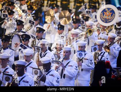 170712-N-ED185-265 HONG KONG (12 luglio 2017) -- STATI UNITI 7 Banda della flotta, esegue al 2017 militare internazionale di tatuaggio. Durante il militare internazionale di tatuaggio, U.S. 7 Banda della flotta eseguita con bande militari provenienti da Cina, Mongolia, Paesi Bassi, in Scozia e in Russia. (U.S. Foto di Marina di Massa lo specialista di comunicazione 1a classe Brian G. Reynolds) Foto Stock