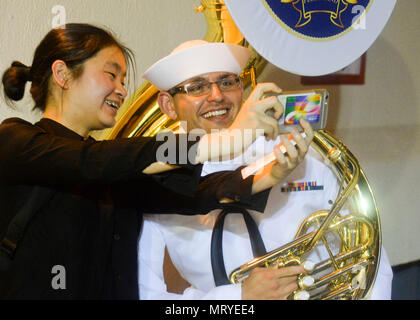 La U.S. 7th Fleet Band è l'unità musicale ufficiale della Seventh Fleet della Marina degli Stati Uniti che sostiene l'impegno diplomatico nell'Indo-Pacifico. Il 15 luglio 2017, un suonatore di sousafone ha interagito con i partecipanti a Hong Kong prima di esibirsi all'International Military Tattoo del 2017 con bande militari provenienti da Cina, Mongolia, Paesi Bassi, Scozia e Russia. L'immagine d'archivio documenta l'impegno pubblico prima di un concerto multinazionale. Foto Stock